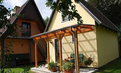 Aussenaufgang zur Ferienwohnung, im Vordergrund das separate Ferienhaus