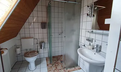 Duschbad mit ebenerdiger, hochwertiger  Echtglasdusche sowie Handtuchtrockner über Zentralheizung