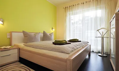 Schlafzimmer mit Doppelbett