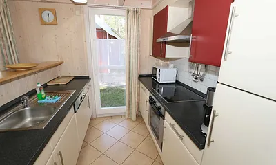 moderne Einbauküche mit Geschirrspüler, Kühlschrank mit Gefrierfach, Ceranfeld mit Backofen, Mikrowelle, Kaffeemaschine, Senseo Padmaschine, Wasserkocher, Toaster sowie diversen Küchenutensilien 