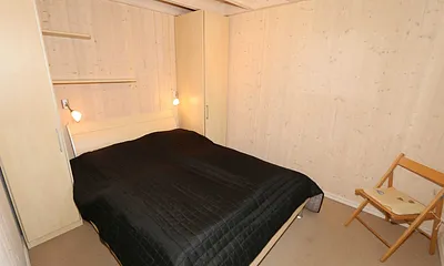 Schlafzimmer mit Doppelbett (1,60 m x 2,00 m) und Kleiderschrank