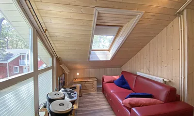 offene Galerie mit großem E-Piano,Cajón, Akustikgitarre, Notenständer, Metronom, Bongos mit Ständer, Mundharmonika, Fernseher mit Chromecast sowie eine Couch