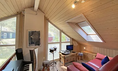 offene Galerie mit großem E-Piano,Cajón, Akustikgitarre, Notenständer, Metronom, Bongos mit Ständer, Mundharmonika, Fernseher mit Chromecast sowie eine Couch