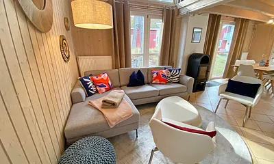 Wohnbereich mit gemütlicher Eckcouch, Smart-TV, DVD-Player und Bluetooth Soundbar