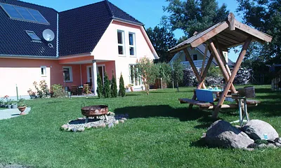 Außenansicht mit Sitzgelegenheit und Grill