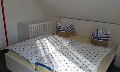 zweites Schlafzimmer mit Kinderbett