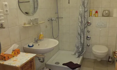 Bad mit Dusche und WC