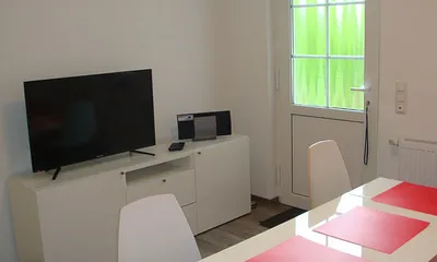 Wohnbereich mit 40" LED-TV und Musikanlage