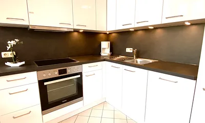 Unsere   n e u e   Einbauküche !   Mit hochwertiger Austtatung: Vollintegriertem Geschirrspüler, Cerankochfeld, integrierter Mikrowelle, Backofen etc.