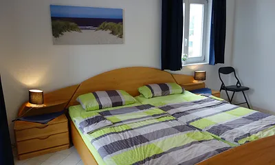 Viel Platz im 2 x  2 Meter großem Bett, um neue Kraft zu tanken. Auch von hier haben Sie Zutritt zu einem der Balkone