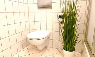 Wandhängendes WC im Bad.