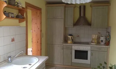 die komplett eingerichtete Küche