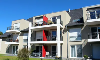 Oben, Mitte rechts sehen Sie den großen Balkon des 2-Zimmer-Appartements Strandläufer 47