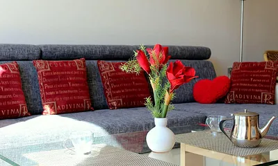 Die gemütliche große Eckcouch mit verstellbaren Kopfstützen kann mit wenigen Handgriffen zum Schlafsofa umfunktioniert werden