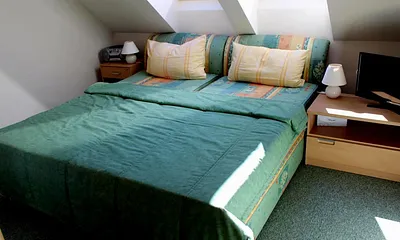 Auf der Doppelbettanlage (1,80 m breit ohne Fussbegrenzung) werden Sie gut schlafen oder noch fern- oder DVD´s sehen. Der textile Fußbodenbelag macht das Schlafzimmer gemütlich. 