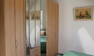 Der große Kleiderschrank hat auch ein  Fach für Staubsauger und Reinigungsgeräte  