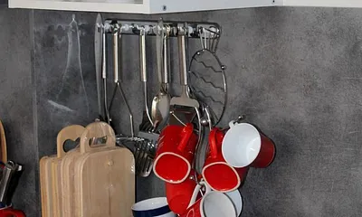 In der komfortablen Küche m. Geschirrspüler, Mikrowelle, Toaster, Ceranherd u.Backofen, Kaffeemasch., Wasserkocher, viel Geschirr, Besteck u. Küchenutensilien macht Selbstversorgen  Spass