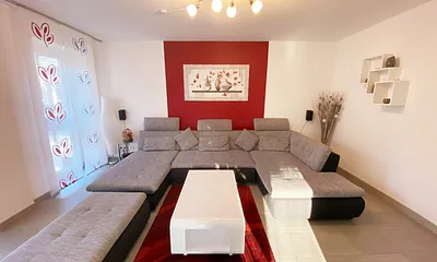 Wohnzimmer mit Schlafcouch und Flachbild-Fernseher 48 Zoll, DVD-Blu-ray