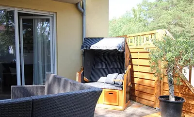 Die große Sonnenterrasse (Südausrichtung ) mit gemütlicher Sitzecke und einem Strandkorb lädt zum Seelebaumeln ein