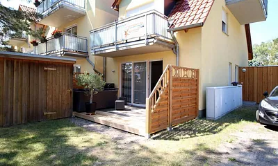 Der Parkplatz befindet sich direkt vor der Terrasse, so dass Ihr Auto sicher vor Ihren Augen steht und  teilweise einen Sichtschutz bietet.