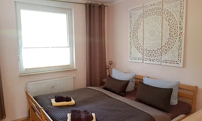 Große Fenster zur Meerseite.  Lauschen Sie nachts dem sanften Wellenschlag bei offenem Fenster. Beide Schlafzimmer haben weiße Schutzplissees sowie  Aussenrollos.