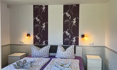 Doppelbett gut ausgeleuchtet, um Abends gut lesen zu können