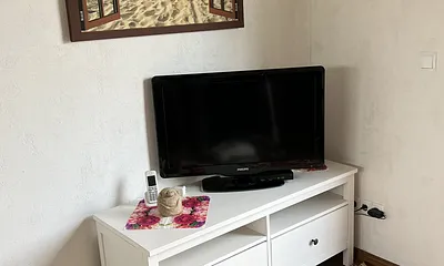 Satellitenfernseher, Telefon, kostenloses WLAN