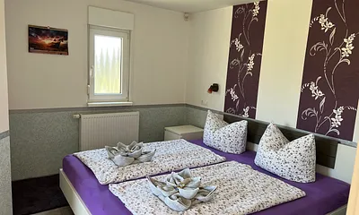 Schlafzimmer mit Doppelbett