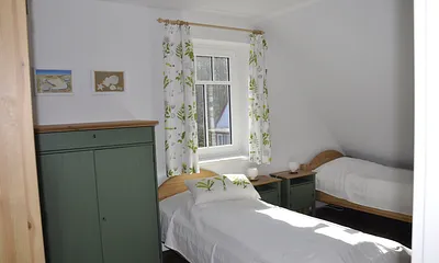 Schlafzimmer Obergeschoss mit zwei Einzelbetten (Grünes Zimmer)
