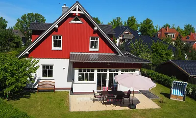 Gartenansicht mit Terrasse