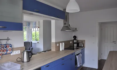 Küche mit Durchreiche zum Wohnbereich