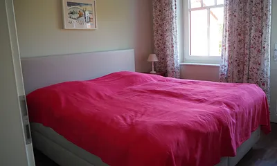 Boxspringbett im Schlafzimmer im Erdgeschoss (Rotes Schlafzimmer)