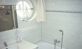 Badezimmer mit Badewanne u. separater Dusche