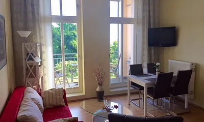 Wohnzimmer mit Couch u. Essecke