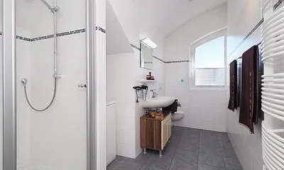 Bad mit Dusche & Waschmaschine