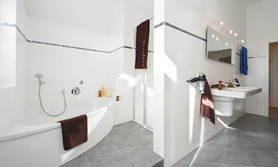 Bad mit Dusche, Badewanne & Sauna