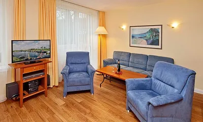 Wohnzimmer mit komfortabler Couch