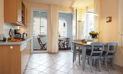 Küchenbereich mit Essecke & Zugang zum Balkon