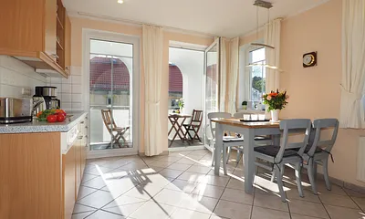 Küchenbereich mit Essecke & Zugang zum Balkon