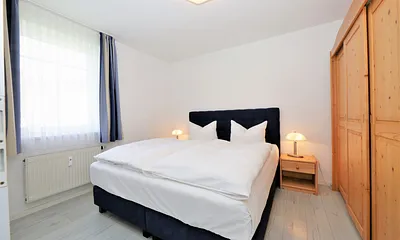 Schlafzimmer mit Doppelbett