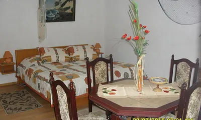 Doppelbett und Eßecke