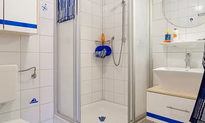 Bad mit Dusche und WC