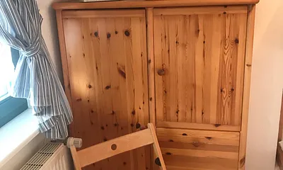 Kleiderschrank im Kinderschlafzimmer