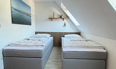 Schlafzimmer mit zwei Boxspringbetten...