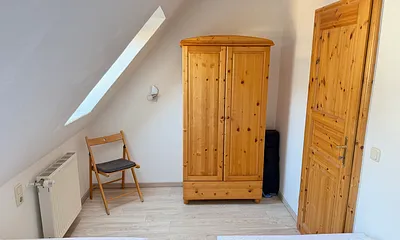 ...Kleiderschrank und Baby-Reisebett