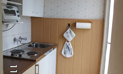 Küchenzeile mit Ausgangstür zur Terrasse