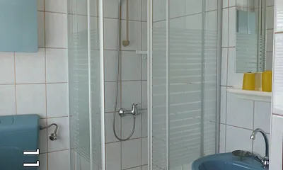 Bad mit Dusche und WC