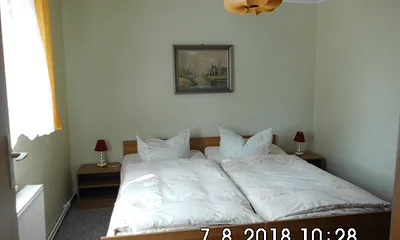 Ehebett im Schlafraum