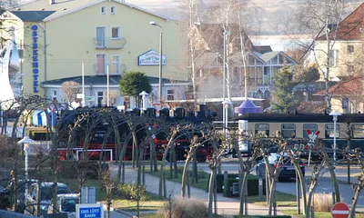Vom Balkon auf den Rasenden Roland blicken