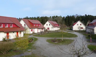 Blick aus dem Schlafzimmerfenster, hinter dem Kiefernwald liegt das Meer